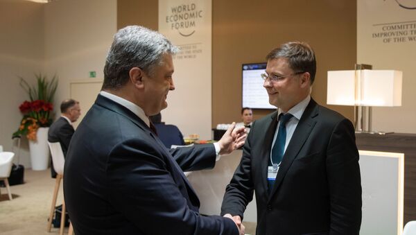 Президент Украины Петр Порошенко (слева) и вице-президент Европейской Комиссии по вопросам евро и социального диалога Валдис Домбровскис - Sputnik Латвия