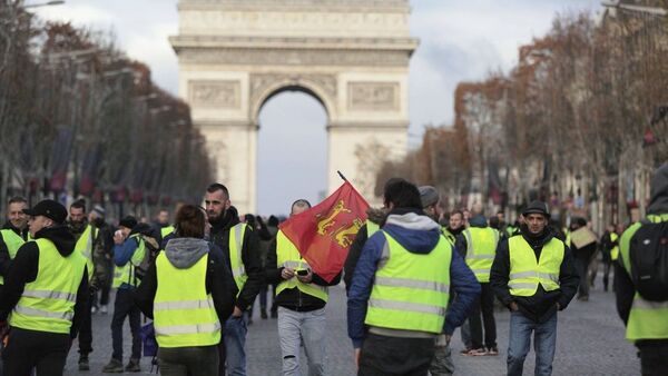 Участники акции протеста движения желтых жилетов в Париже - Sputnik Латвия