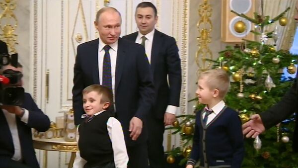 Путин исполнил мечту тяжелобольного мальчика - Sputnik Latvija