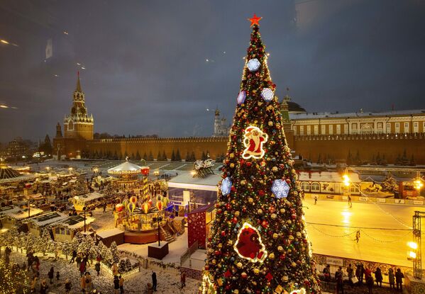 Рождественская ель на Красной площади в Москве  - Sputnik Latvija