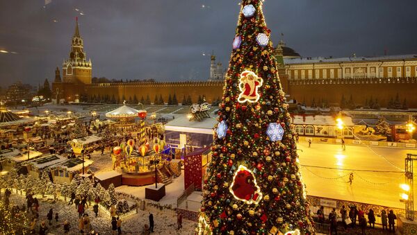 Рождественская ель на Красной площади в Москве  - Sputnik Latvija