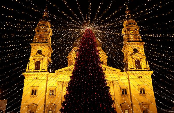 Рождественская ель в Будапеште - Sputnik Latvija