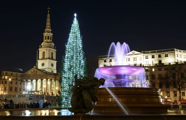 Рождественская ель на Трафальгарской площади в Лондоне - Sputnik Latvija