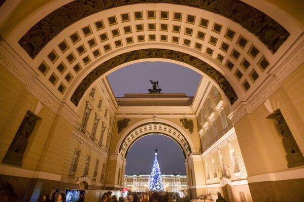 Главная новогодняя елка на Дворцовой площади в Санкт-Петербурге - Sputnik Latvija
