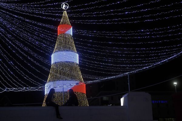 Две девушки у рождественской ели на площади Сальвадора-дель-Мундо в Сан-Сальвадоре, Сальвадор - Sputnik Латвия