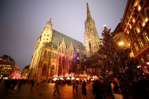 Рождественская ель на ярмарке перед собором Святого Стефана в Вене, Австрия - Sputnik Latvija