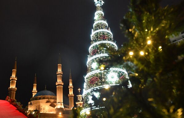 Рождественская ель на одной из улиц Бейрута - Sputnik Латвия