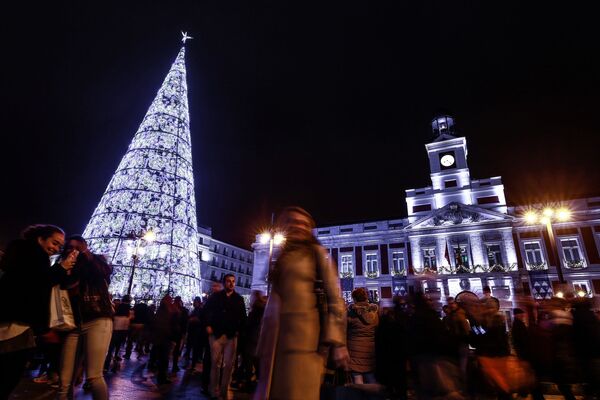 Рождественская ель в Мадриде - Sputnik Латвия