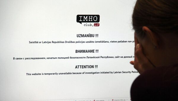 Сайт IMHOclub.lv на мониторе компьютера - Sputnik Латвия