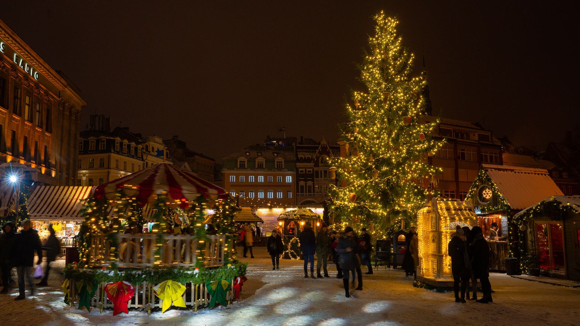 Рождественская елка на Домской площади в Риге - Sputnik Латвия, 1920, 21.12.2021