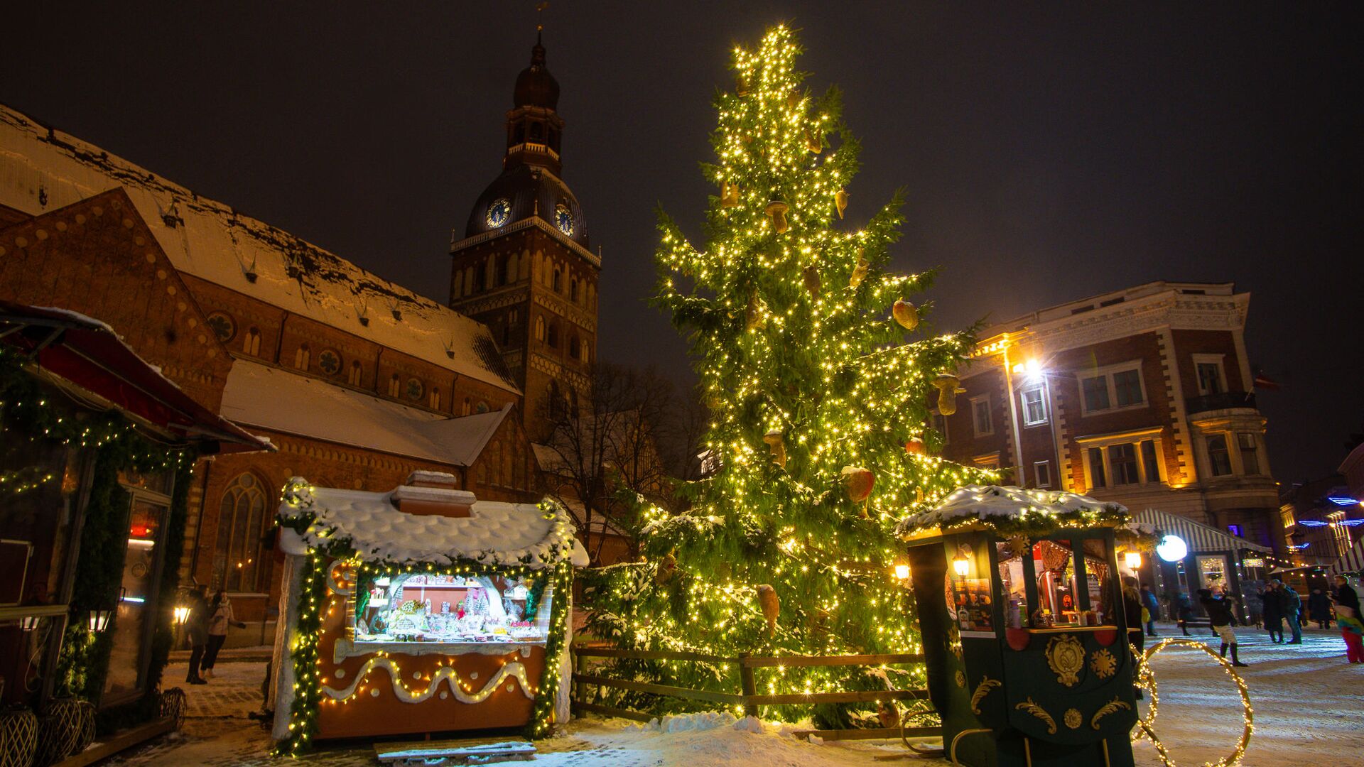 Рождественская елка на Домской площади в Риге - Sputnik Латвия, 1920, 24.12.2021