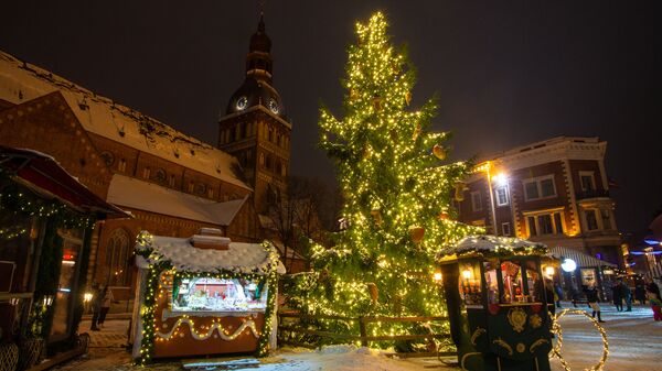 Рождественская елка на Домской площади в Риге - Sputnik Latvija
