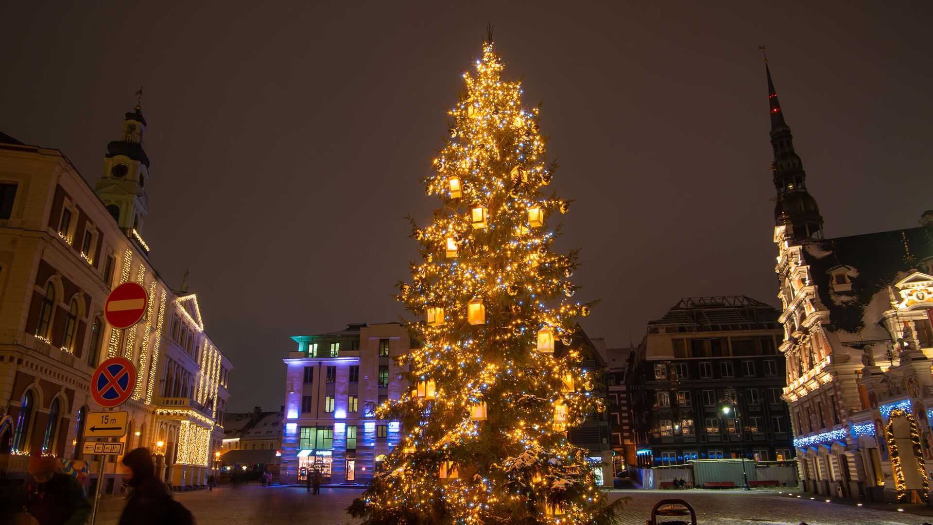 Рождественская елка на Ратушной площади в Риге - Sputnik Латвия, 1920, 04.01.2022