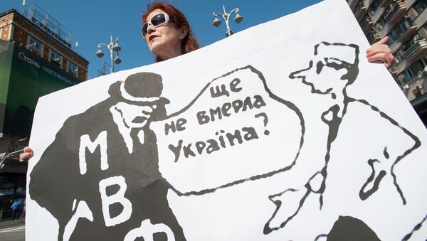 Женщина с плакатом в Киеве, архивное фото - Sputnik Латвия