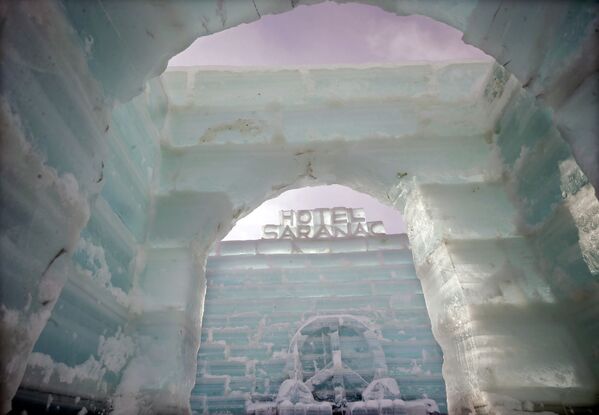 Ледяной отель Saranac ice palace в местечке Саранак Лейк, США - Sputnik Латвия