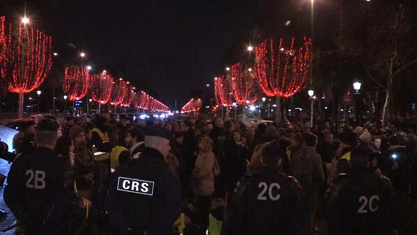 Протесты полицейских в Париже - видео - Sputnik Latvija