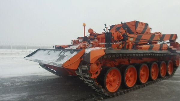 Работа бронированного эвакуатора на базе танка Т-72 в аэропорту Домодедово - Sputnik Latvija