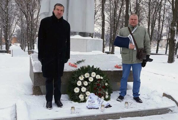 Чтобы помнили: в Добеле почтили память героев, павших за освобождение Латвии Чтобы помнили: в Добеле почтили память героев, павших за освобождение Латвии - Sputnik Латвия