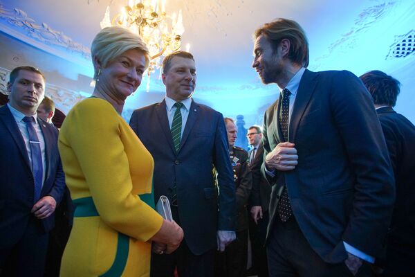 Раймондс Вейонис, Ивета Вейоне и Каспарс Горкшс на церемонии награждения самых успешных людей латвийского спорта по итогам 2018 года Раймондс Вейонис, Ивета Вейоне и Каспарс Горкшс на церемонии награждения самых успешных людей латвийского спорта по итогам 2018 года - Sputnik Латвия