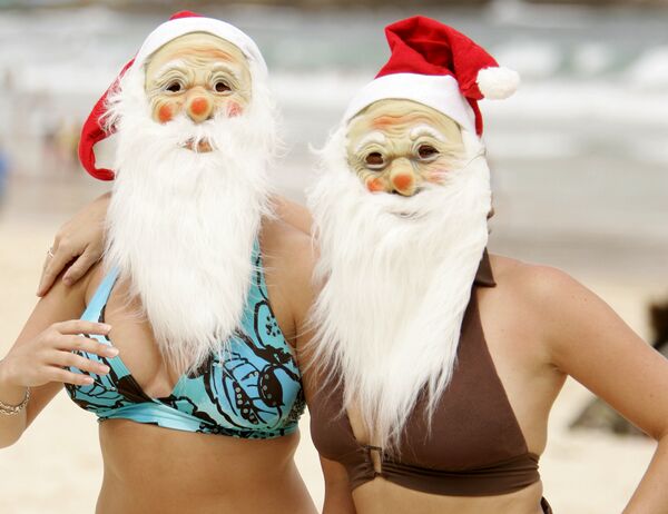 Туристки в масках Санта-Клауса на пляже в Сиднее  - Sputnik Латвия