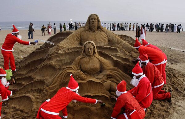 Создание песчаной скульптуры накануне Рождества на пляже в Индии  - Sputnik Латвия