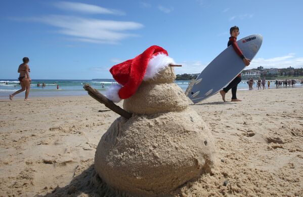 Снеговик из песка на пляже в Австралии  - Sputnik Латвия