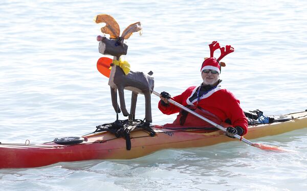 Мужчина в костюме Санта-Клаусе в каное во Франции  - Sputnik Латвия