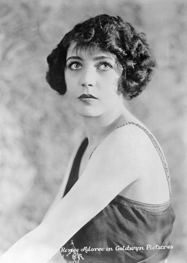 Американская звезда немого кино французского происхождения Рене Адоре, 1922 год - Sputnik Латвия