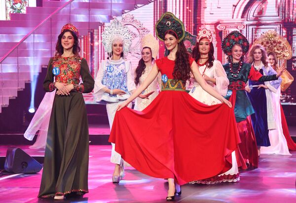 Участницы международного конкурса Посланница красоты в Маньчжурии Участницы международного конкурса Посланница красоты в Маньчжурии - Sputnik Latvija