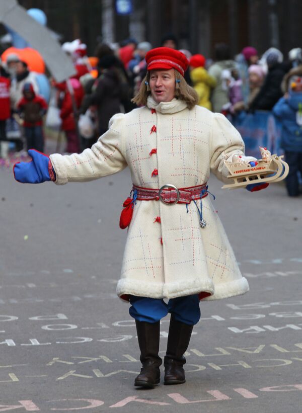 Юный Морозец Паккайне из Карелии принимает участие в праздничном шествии по случаю Дня рождения Деда Мороза в Великом Устюге - Sputnik Латвия