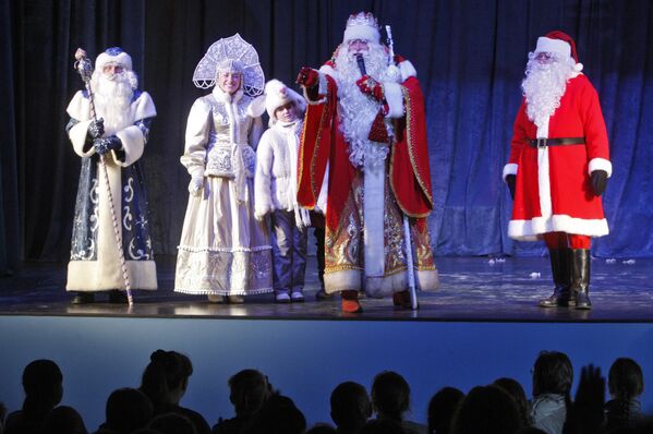Дед Мороз и эстонский Йыулувана на праздничной встрече в Выборге - Sputnik Латвия
