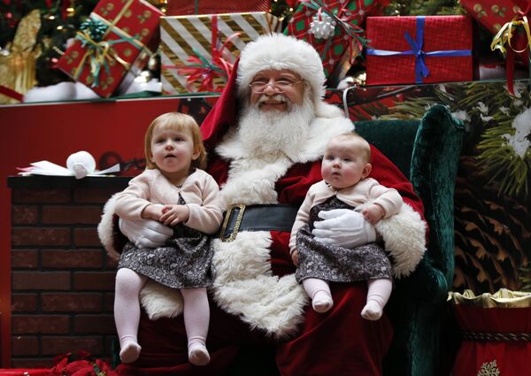 Санта Клаус с детьми в торговом центре Мэн Молл, США - Sputnik Латвия