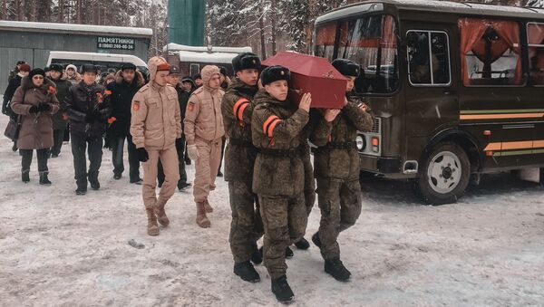 На кладбище в Дербышках захоронили останки красноармейца Павла Маркичева - Sputnik Латвия