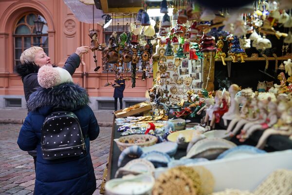 Рождественский рынок на Домской площади в Риге - Sputnik Латвия