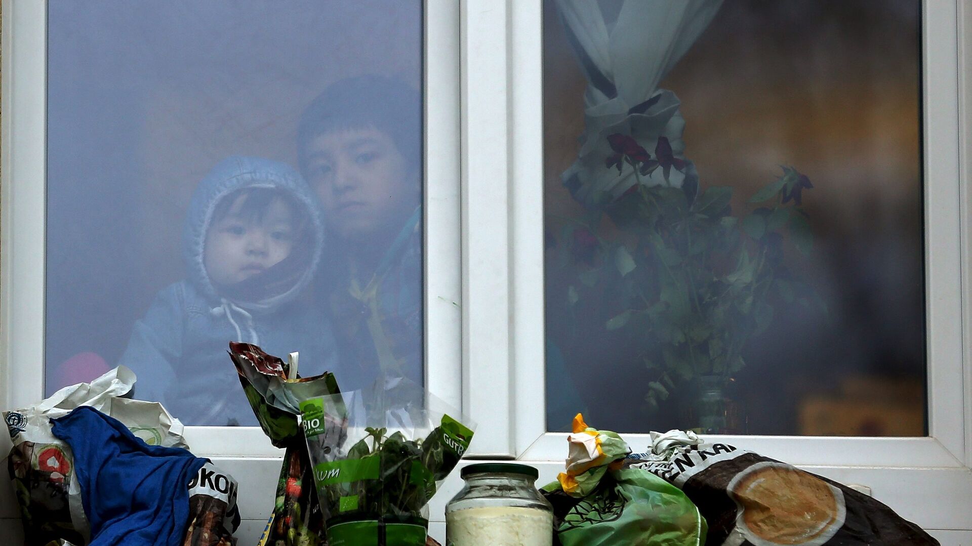 Дети-беженцы смотрят из окна - Sputnik Latvija, 1920, 12.08.2021