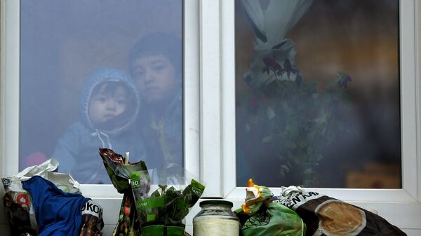Дети-беженцы смотрят из окна - Sputnik Latvija