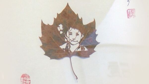 Китаянка вырезает картины на опавших листьях  - Sputnik Латвия