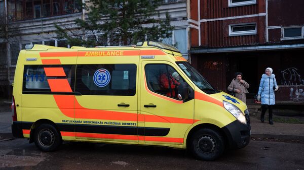 Машина скорой помощи рядом с пострадавшим от пожара домом в рижском микрорайоне Плявниеки - Sputnik Латвия