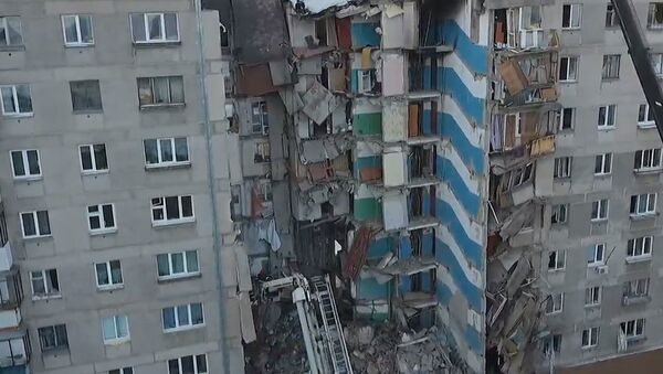 Трагедия в Магнитогорске: разбор завалов продолжается, люди несут цветы - Sputnik Латвия