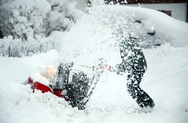 Мужчина во время уборки снега в Германии  - Sputnik Латвия