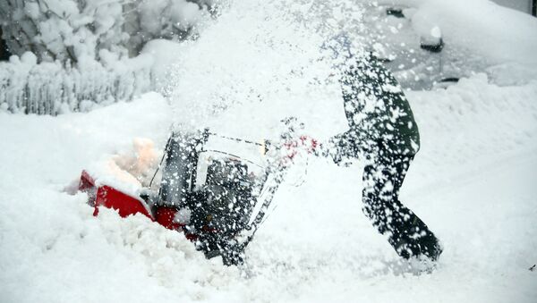 Мужчина во время уборки снега в Германии  - Sputnik Latvija