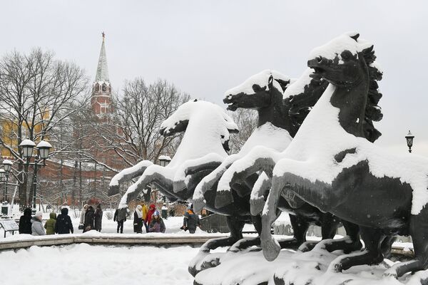 Фонтан со скульптурной композицией четырех резвящихся коней на Манежной площади в Москве - Sputnik Латвия