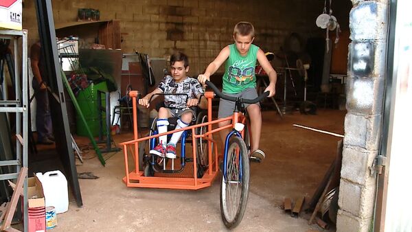 Кузнец из Аргентины смастерил велосипед с инвалидной коляской - Sputnik Латвия