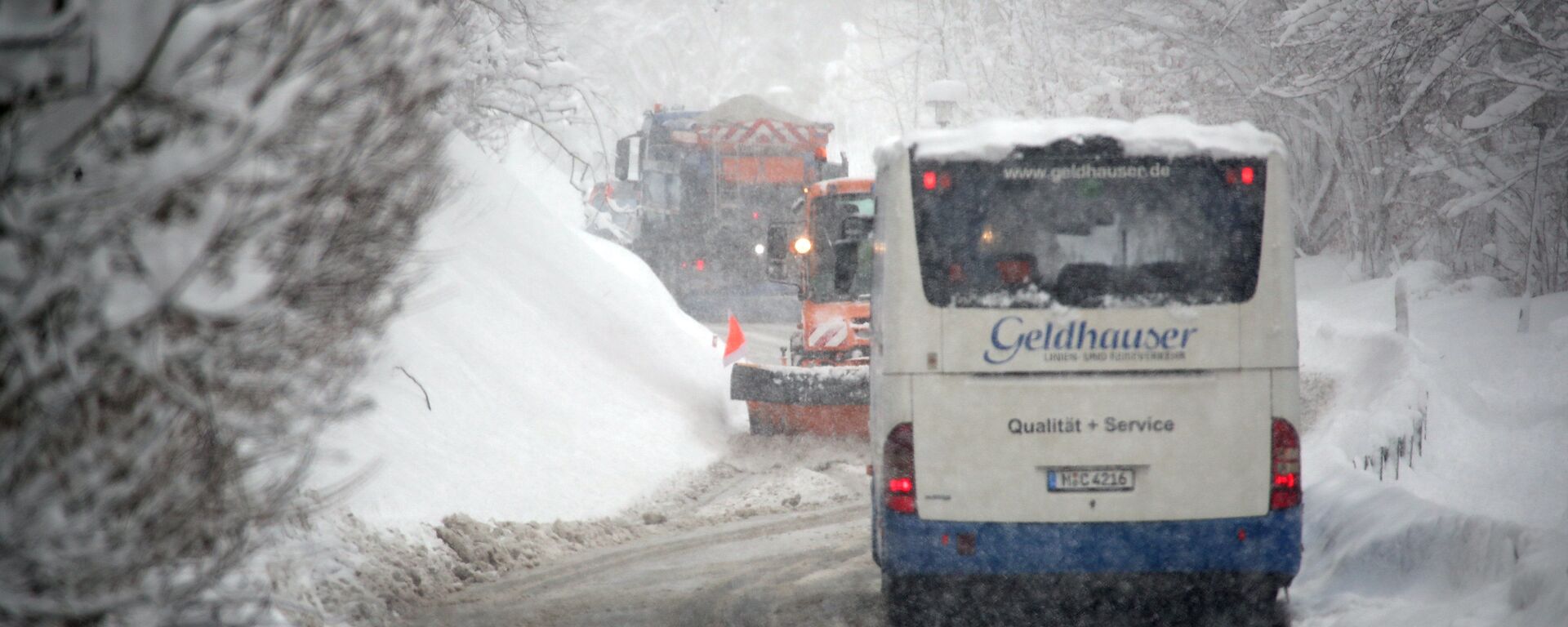 Автобус на дороге после сильных снегопадов возле Иршенберга, Германия - Sputnik Латвия, 1920, 25.01.2021