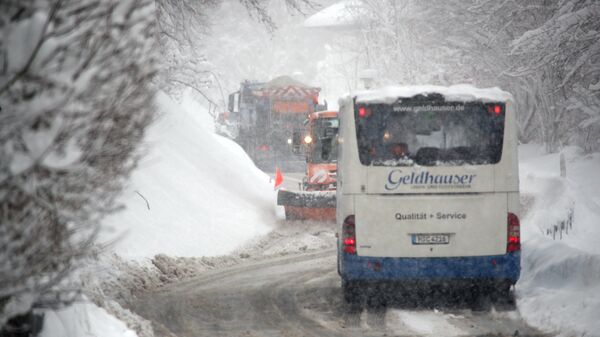Автобус на дороге после сильных снегопадов возле Иршенберга, Германия - Sputnik Латвия