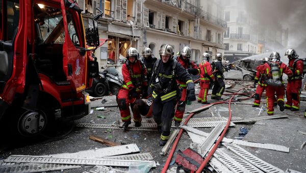 Спасатели на месте взрыва в Париже - Sputnik Latvija