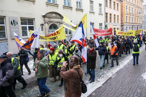 Молчать больше нельзя: в Риге прошел марш против социальной несправедливости Молчать больше нельзя: в Риге прошел марш против социальной несправедливости - Sputnik Латвия