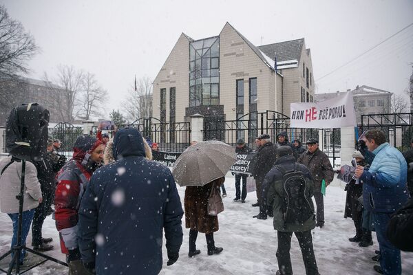Митинг в защиту Палецкиса: три десятка неравнодушных в океане молчания Митинг в защиту Палецкиса: три десятка неравнодушных в океане молчания - Sputnik Латвия