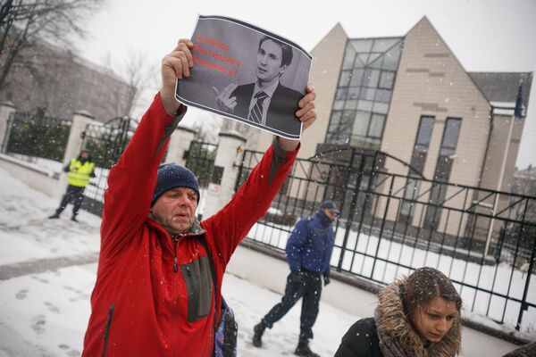 Митинг в защиту Палецкиса: три десятка неравнодушных в океане молчания Митинг в защиту Палецкиса: три десятка неравнодушных в океане молчания - Sputnik Латвия