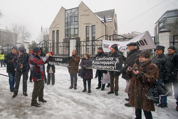 Митинг в защиту Палецкиса: три десятка неравнодушных в океане молчания Митинг в защиту Палецкиса: три десятка неравнодушных в океане молчания - Sputnik Латвия